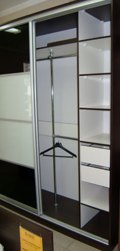 Шкаф-купе  двери комбинированные – цветное стекло.