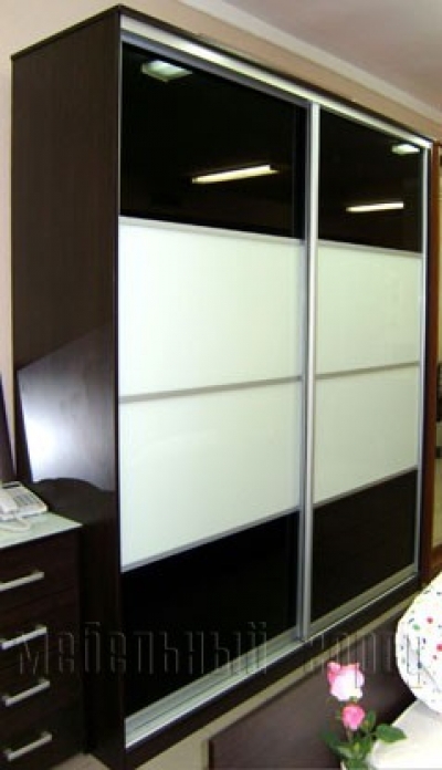 Шкаф-купе  двери комбинированные – цветное стекло.